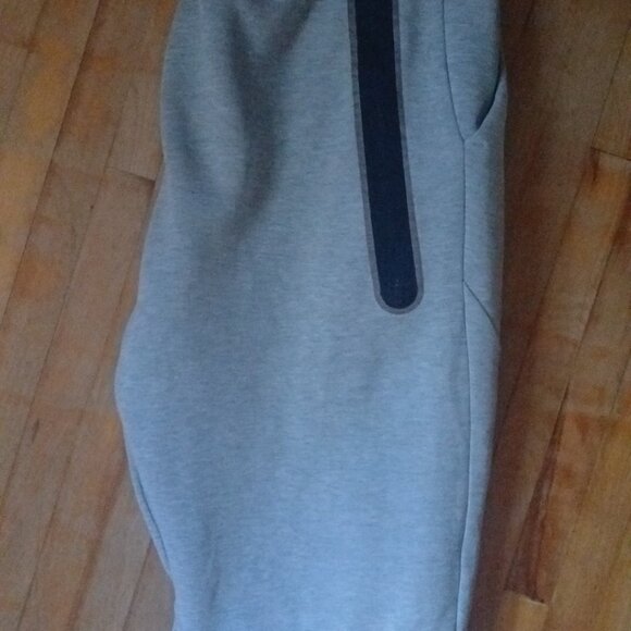 Nike Tech Fleece Joggers - Picture 2 of 4